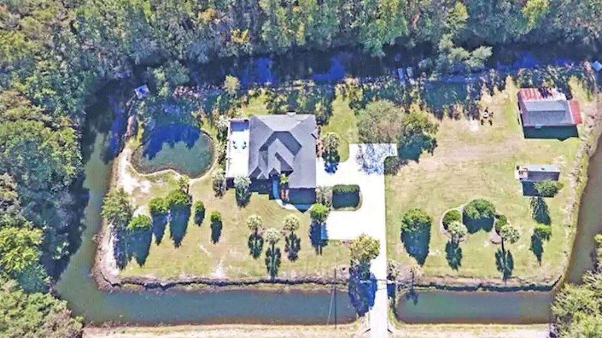 Manning House | Paradise Palms surrounded by man made mote in Manning, South Carolina!