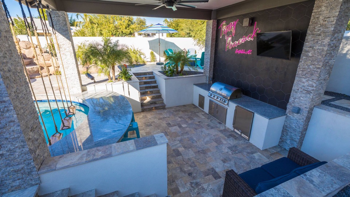 Paradise Valley Village House | Paradise Pool~ Waterslide, Splash Pad, Swim Up Bar, Putt & More