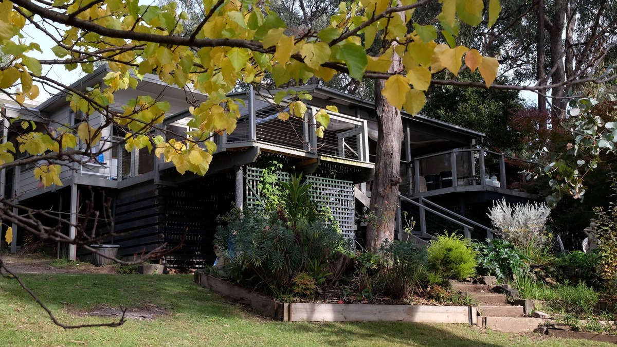 Jamieson House | Paradise Retreat Lakehouse. Lake Front. Go fishing from the Backyard.