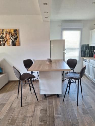 Larose Apartment | Parc de la roseraie