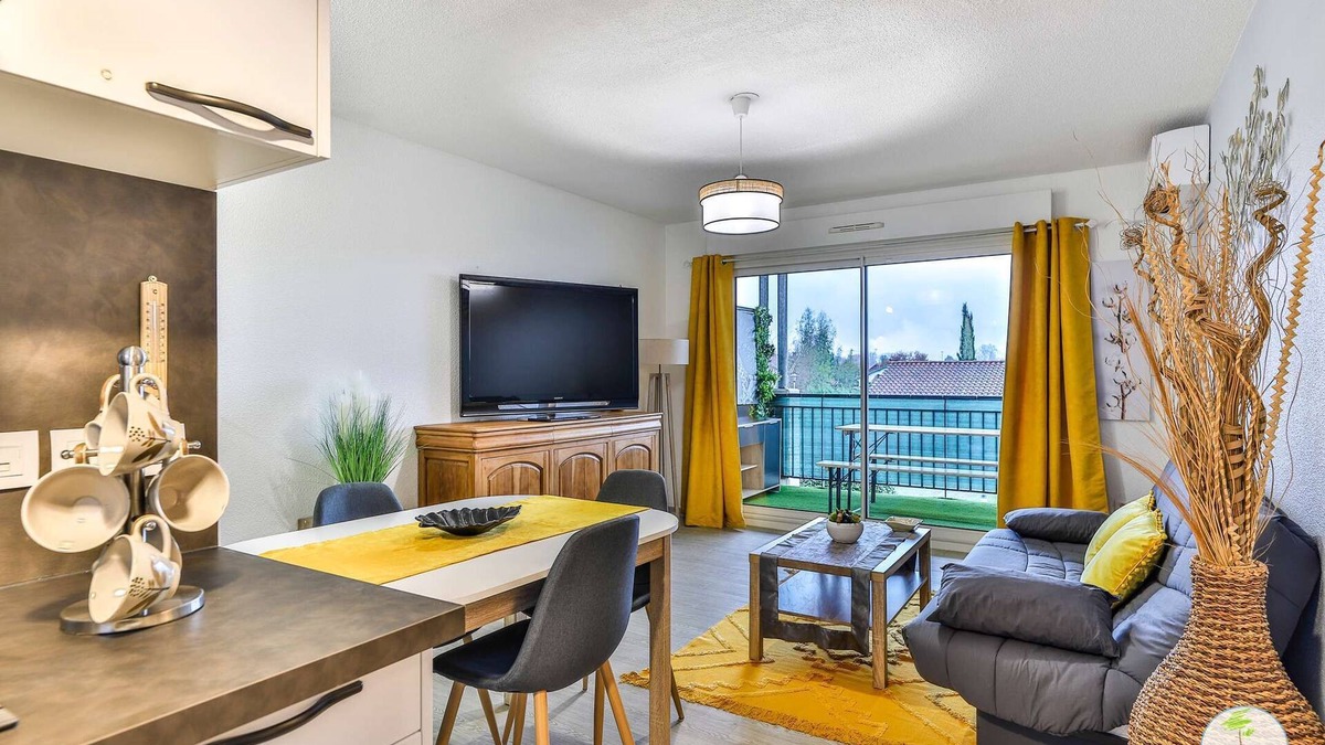Parentis-en-Born Apartment | Parenti en Born Comfortable apartment with balcony in town centre