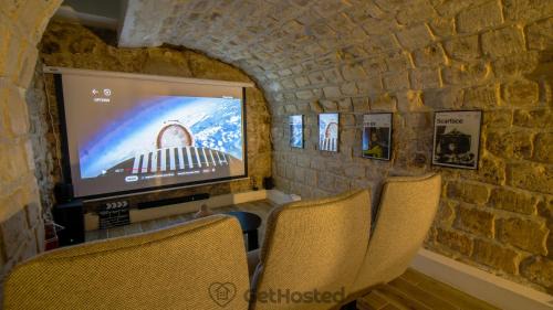 Quartier de la Porte-Saint-Denis Apartment | Paris Hideaway, Private Cinema - GetHosted