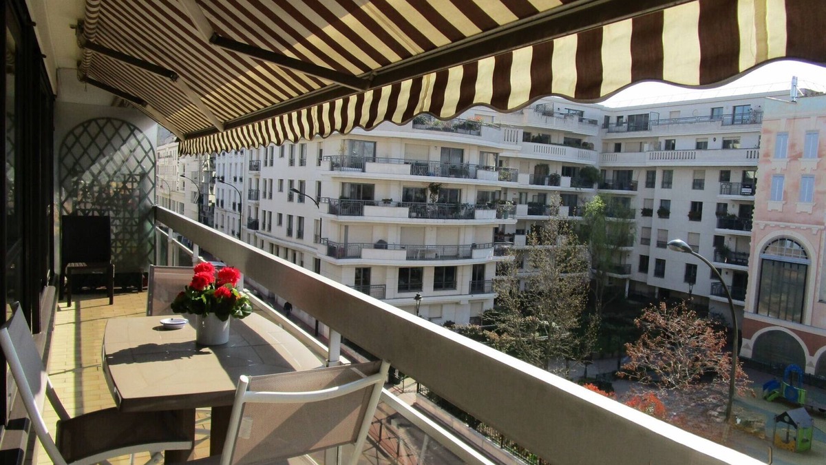 Levallois-Perret Apartment | Paris-Levallois apartment 4*: 2 bedrooms/6 people 68m2, parking, near metro/bus