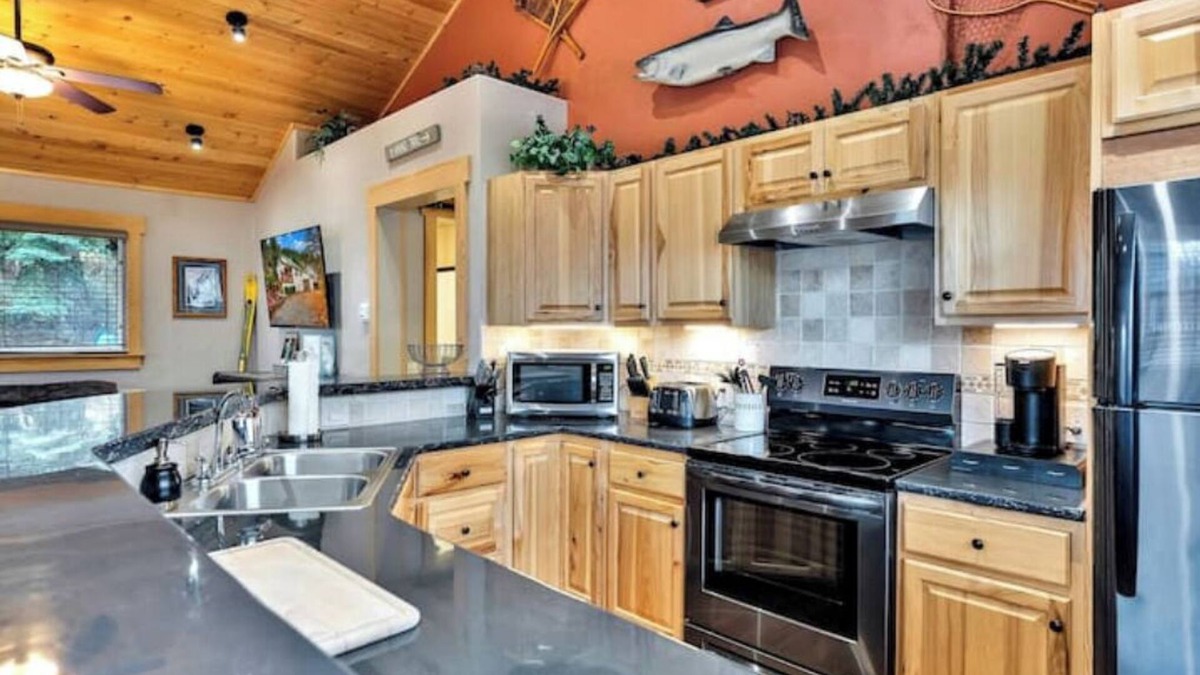 Kellogg House | Park Ave on the Hill w/new Hot Tubnn