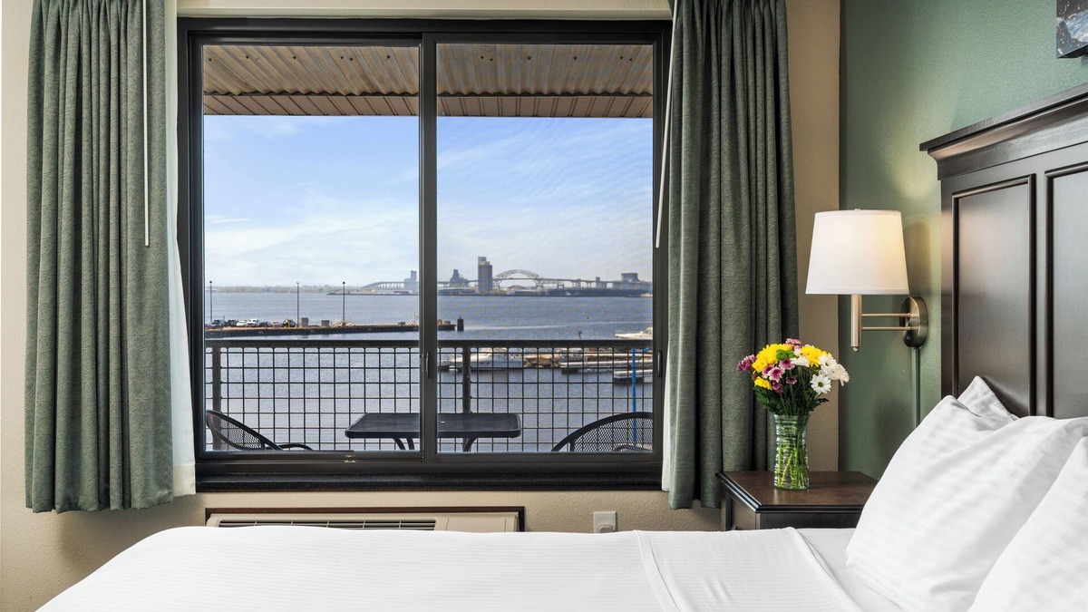 Park Point Hotel | Park Point Marina Inn