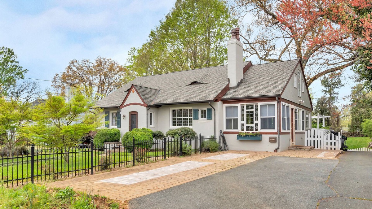 Locust Grove House | Park Street Cottage - 5 bdrm/4 bath - North Downtown