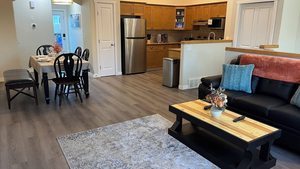 Grande Prairie House | ❤️ Park View, King Bed, Bright, Modern, Fully Stocked