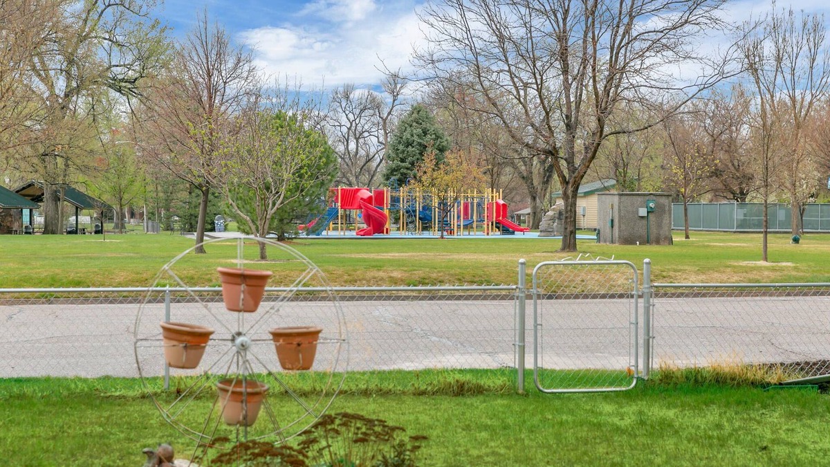 Windsor House | Park Views~Affordable Comfort~Walk to Downtown