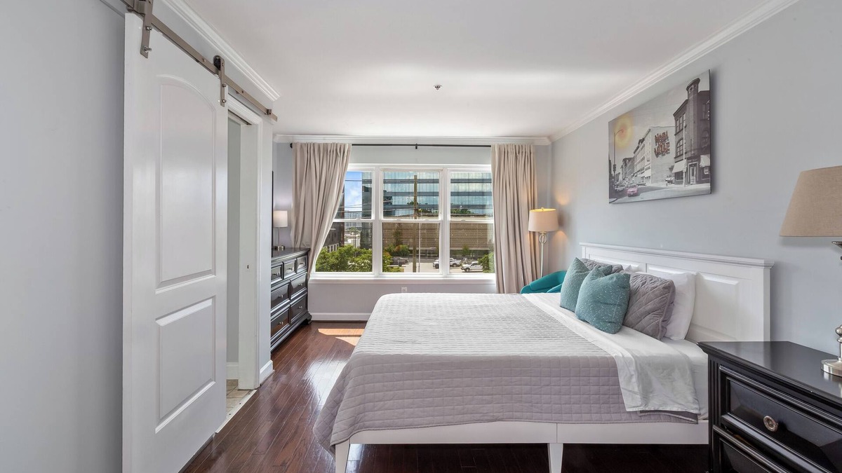 Rutledge Hill Condo | Park4Free! Walk 2 Broadway! Balcony