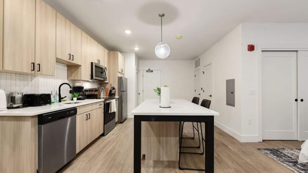East Liberty Apartment | PARKING+HULU+GYM Near UPMC|Universities|Shopping