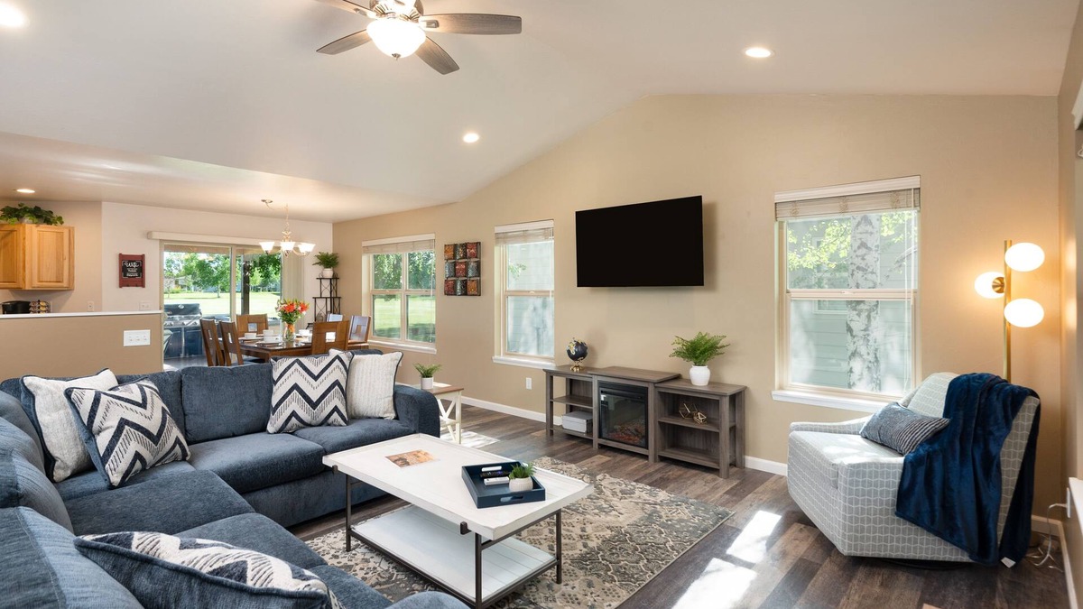 Bozeman House | Parkside Chalet 🏡 With Hot Tub & King beds 👑