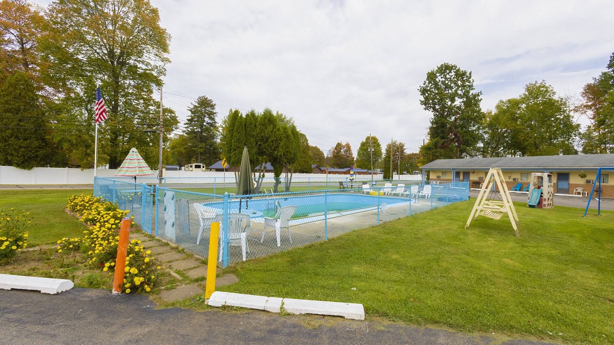 Conneaut Lakeshore Hotel | Parkside Motel By OYO Meadville Conneaut Lake