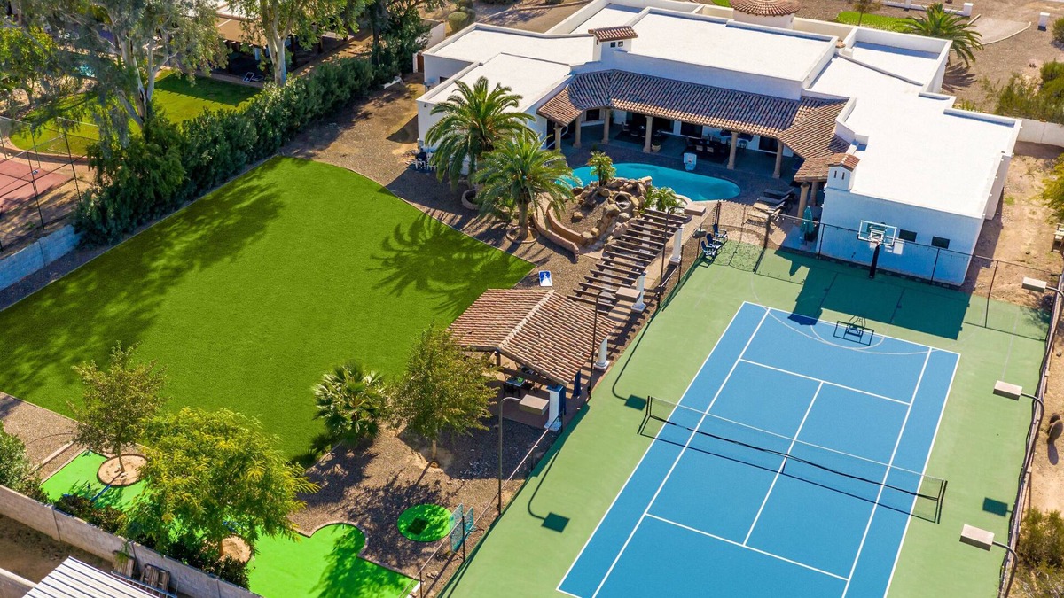 La Tierra Estates House | PARSONS VILLAS - Casa Palacio | 8BR/9BA Mansion w/Pool, Spa, Water Slide & Tennis Court!