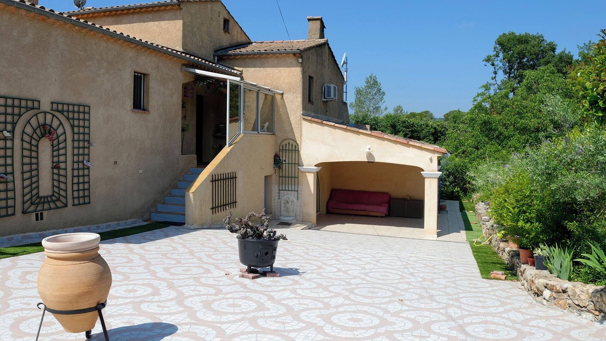 Lorgues Apartment | part of villa on the ground floor next to a vineyard