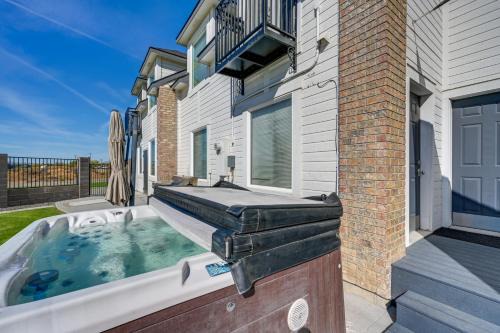 Tri-Cities Apartment | Pasco Condo with Columbia River Views and Hot Tub