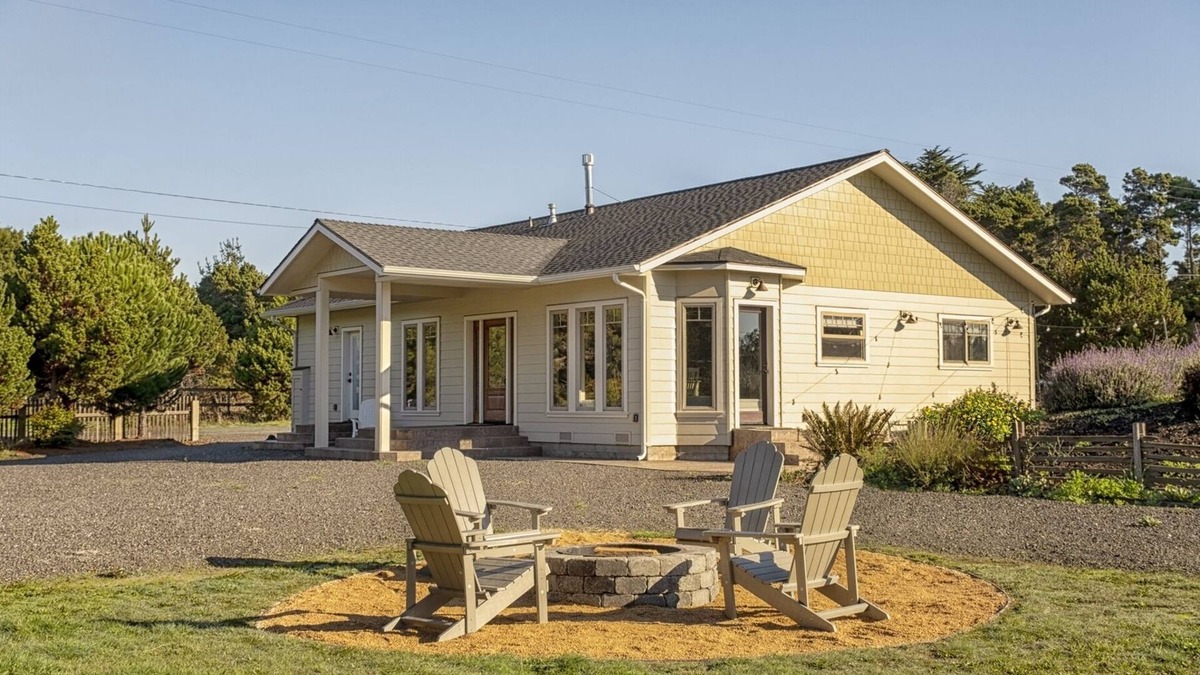 Fort Bragg House | Paseo Del Mar - Close to world class beaches and walking distance to the ocean