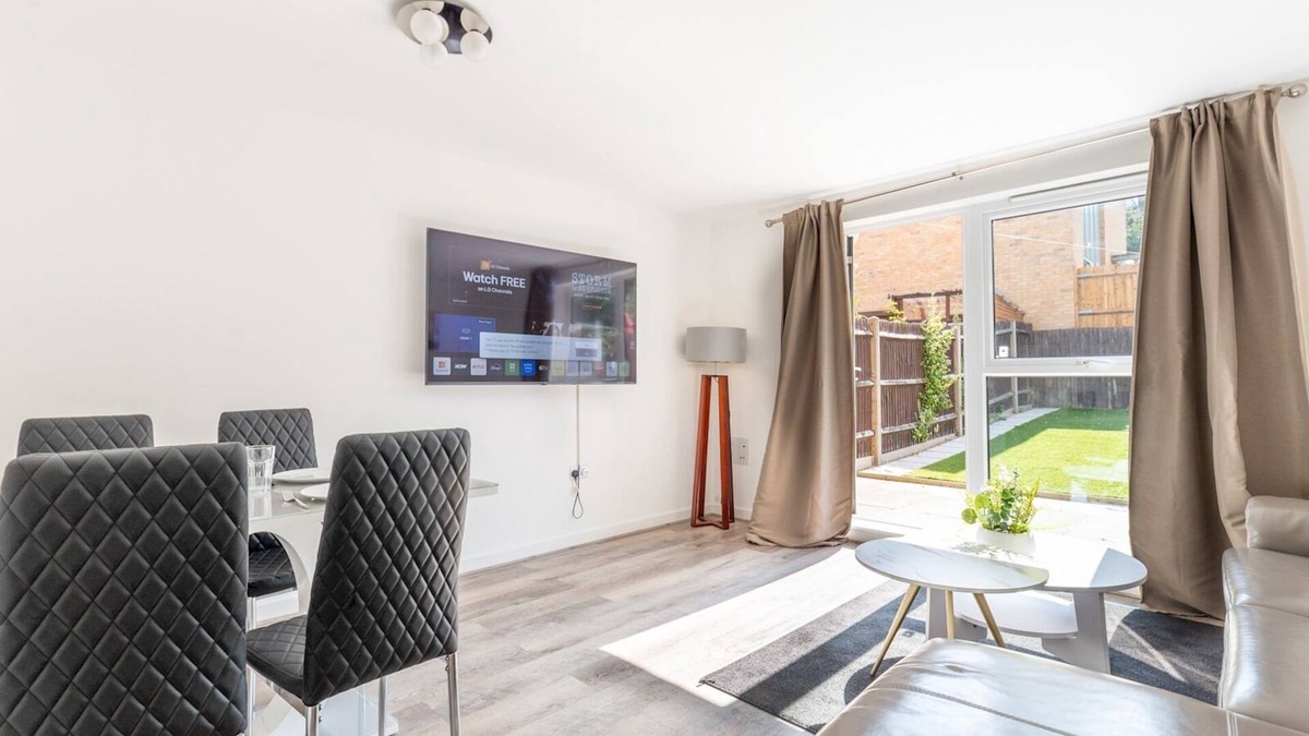 Charlton House | Pass the Keys | 2 Bedroom House | Free Parking | Near Charlton Stn