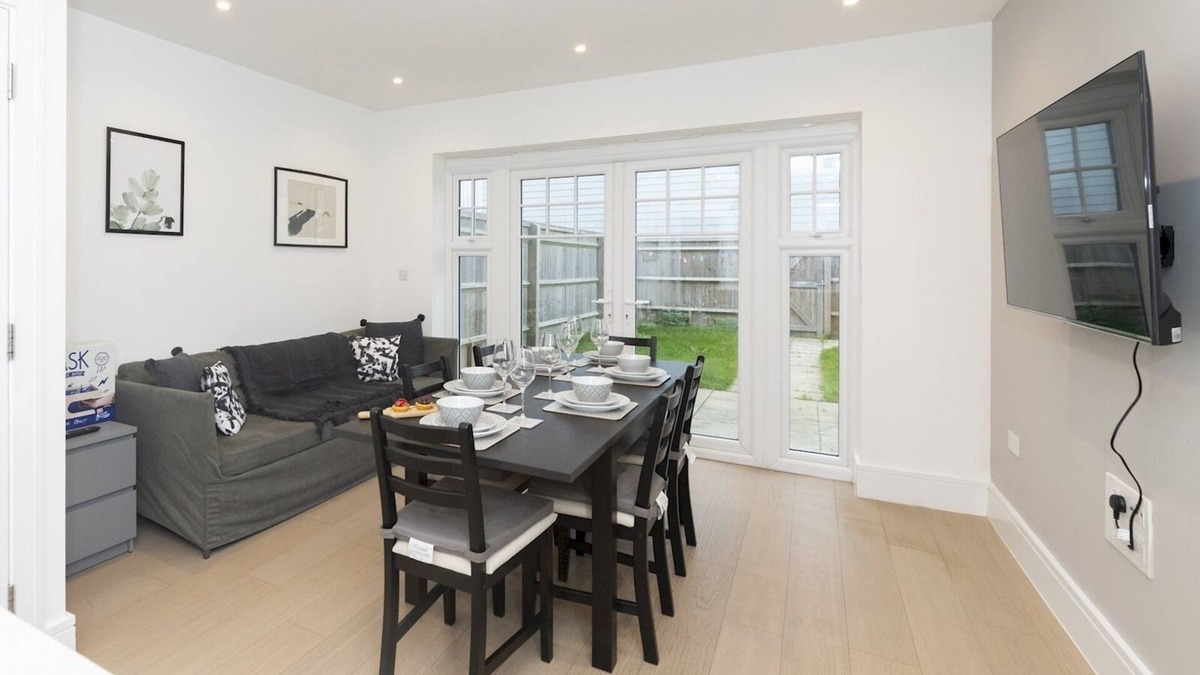 Reading House | Pass the Keys | 4Bedroom Minimalist and Spacious Semi-detached House