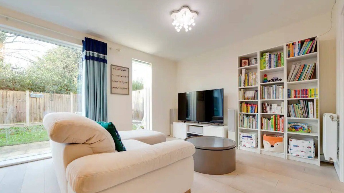 Trumpington House | Pass the Keys | 53 Austin Drive · Modern Townhouse near Addenbrookes | Own Parking