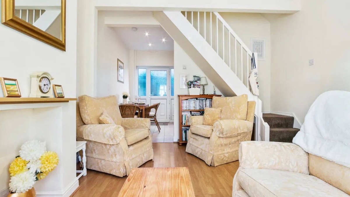 Heworth House | Pass the Keys | 55 Heworth Village · Wonderfully Cosy Family Home in York