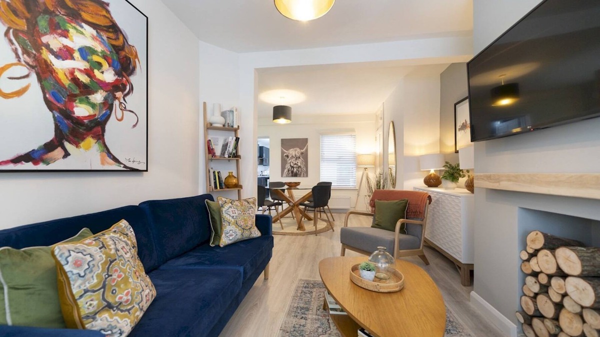 Queens Quarter House | Pass the Keys | 58 LW Ave Stunning 2BR Terrace Top Location Lots Nearby
