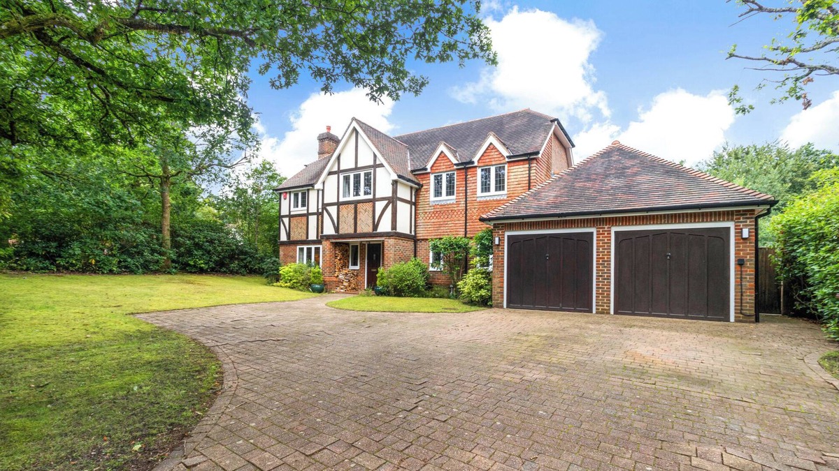 Crowborough House | Pass the Keys | Ashdown Forest retreat a spacious stylish house