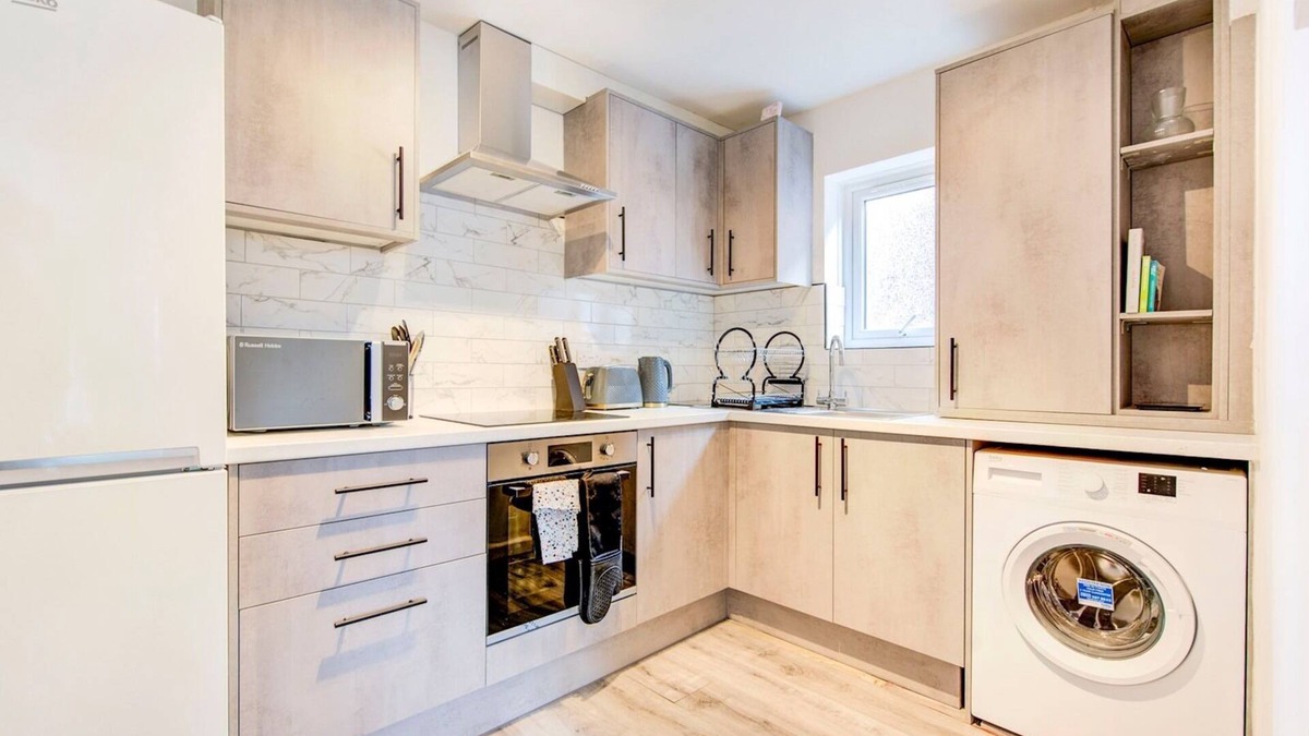 St. Michael's House | Pass the Keys | Bright Spacious Home Away From Home With Parking