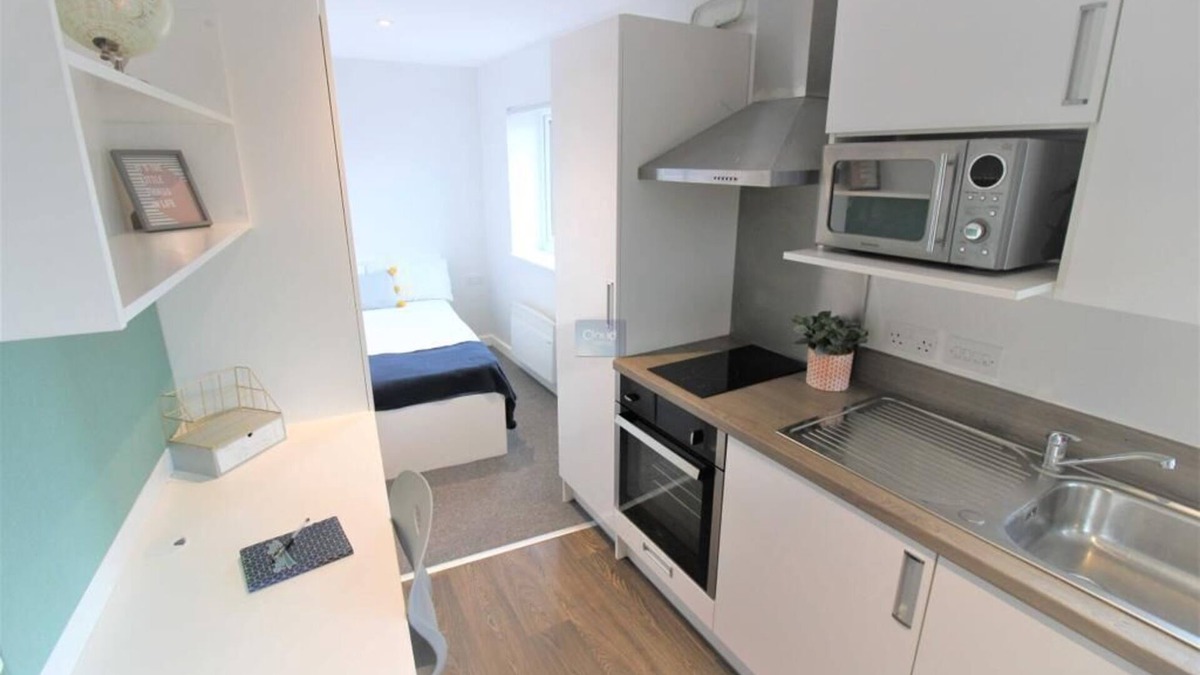 Lincoln Apartment | Pass the Keys | Centrally located studio Flat
