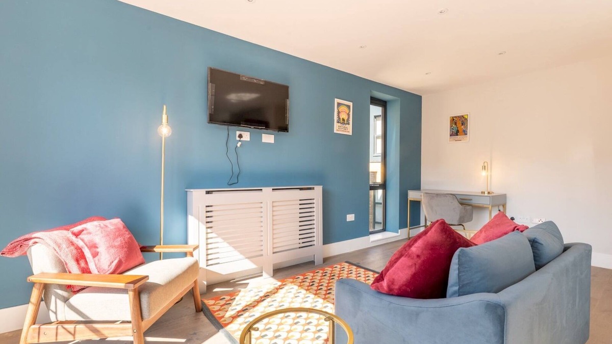 St. Mark's Apartment | Pass the Keys | Chic Retreat Surbiton London, 1 minute to station