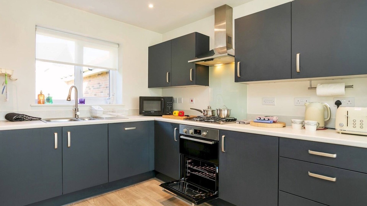 Edwalton House | Pass the Keys | Elegant Townhouse with Garden| Wi-Fi | Work Space