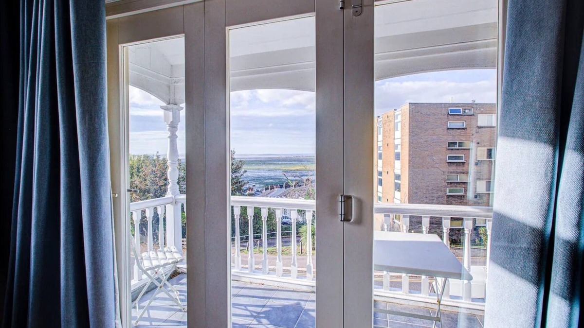 Leigh-on-Sea House | Pass the Keys | Large house Leigh Sea views