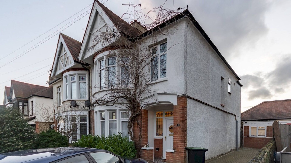 Southend-on-Sea House | Pass the Keys |Large 4 bedroom house near Southend