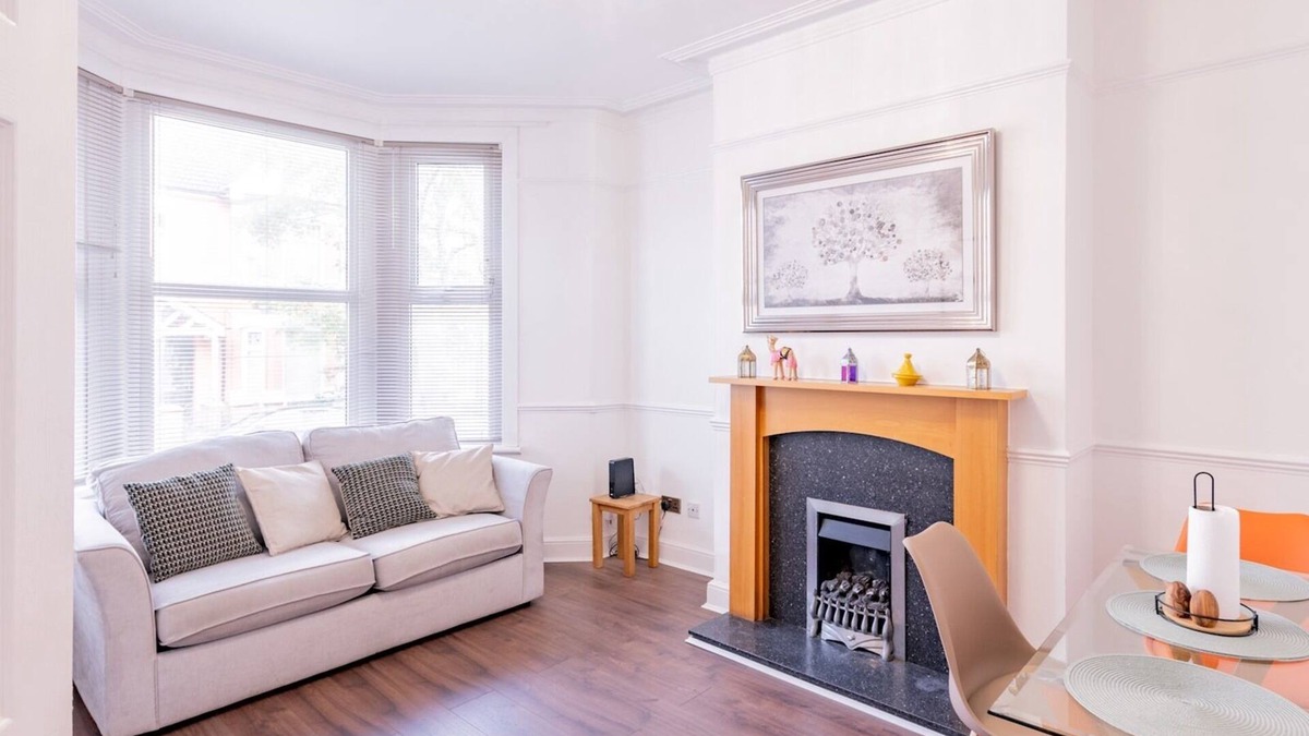 Westcliff-on-Sea Apartment | Pass the Keys | Comfortable Flat with Patio | Sleeps 4