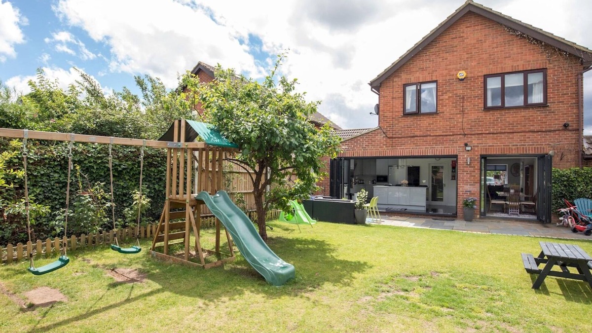 Old Windsor House | Pass the Keys | Gorgeous Family Home Near River Thames-Old Windsor