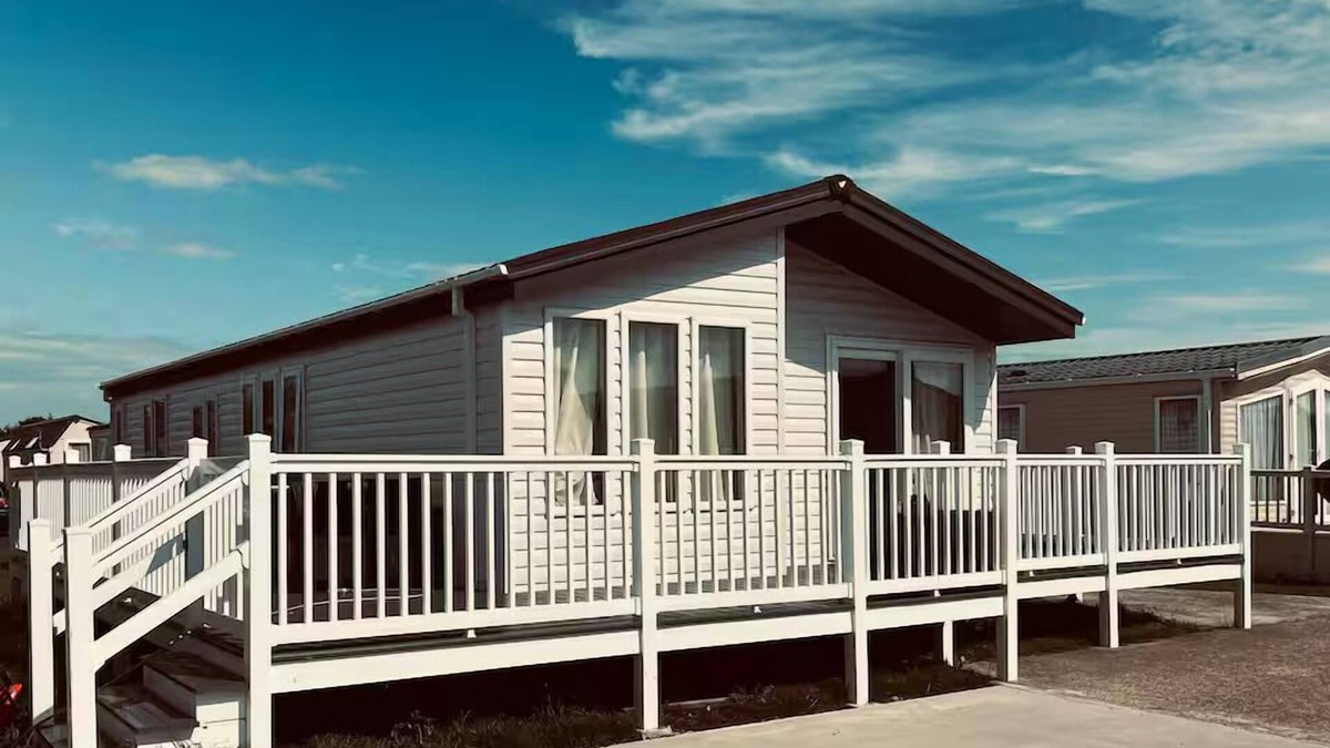 Lydd-on-Sea Apartment | Pass the Keys | Luxury Lodge