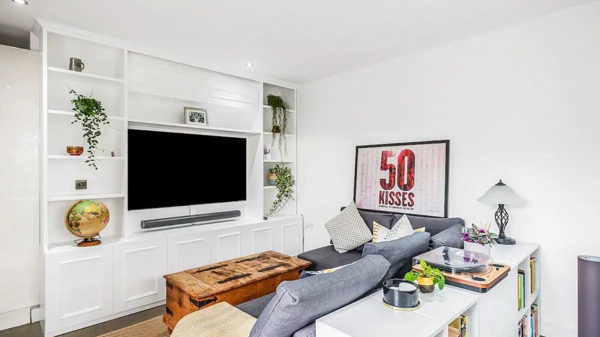Roehampton Apartment | Pass the Keys Modern Terrace Apartment in Putney