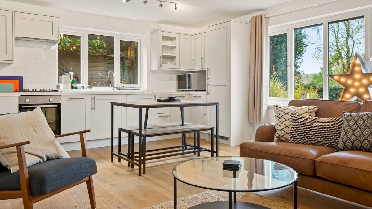 Preston House | Pass the Keys | Newly Refurbished Annex with Parking and Pool