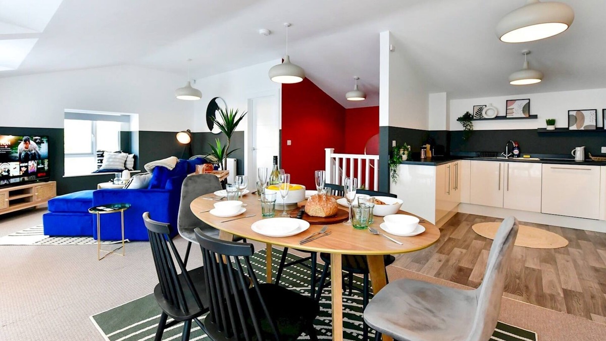 Newport House | Pass the Keys | Perfectly located stylish 2 bed home with Parking