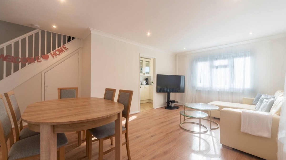 Worcester Park House | Pass the Keys | Stylish 2 Bedroom Family Home