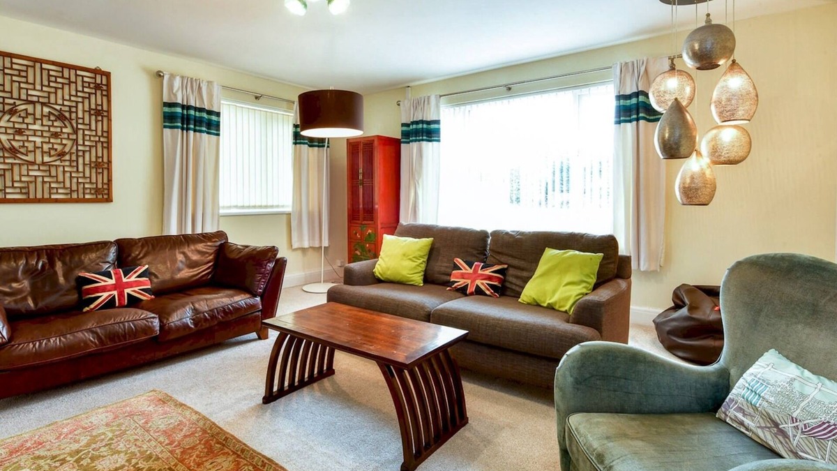 Barry House | Pass the Keys | Spacious 4 Bedroom home with Parking Garden