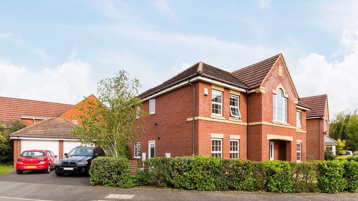Leamington Spa House | Pass the Keys | Spacious 4Bed Warwick Family Home, with Parking