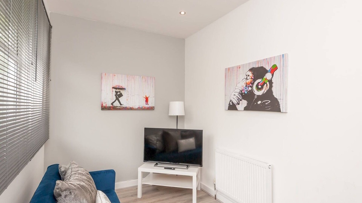 Chapeltown House | Pass the Keys | Spacious Retreat near city centre