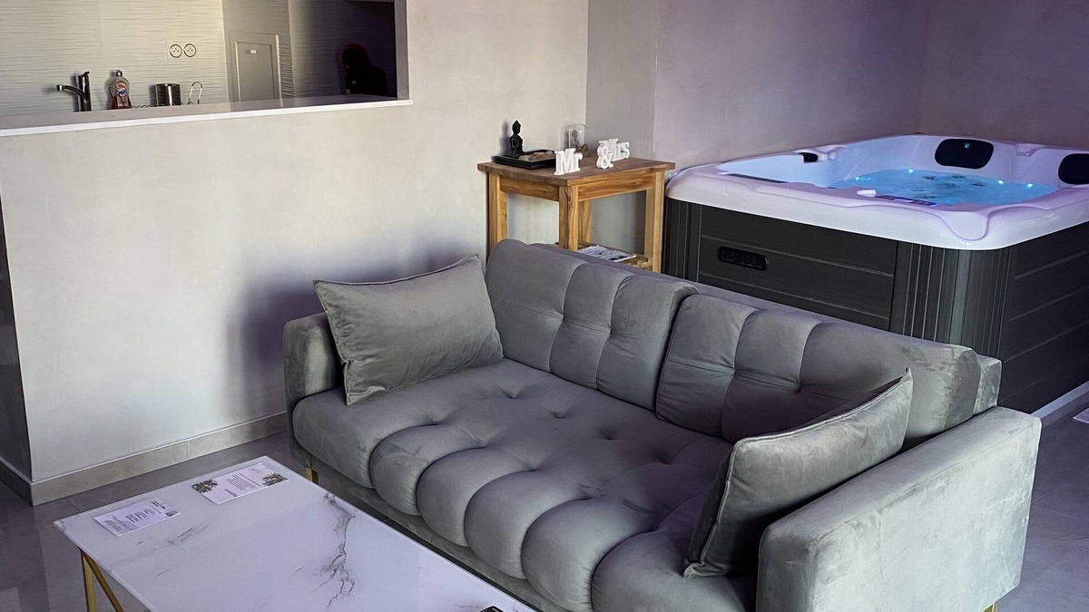 Poteries Condo | Passion Airbnb - Logement Deux Pièces Avec Jacuzzi Privatif