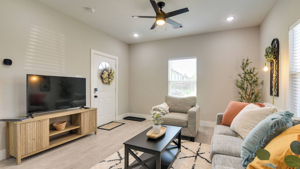Northeast Houston Apartment | Patio & Fenced Yard: Home Close to Dtwn Houston!