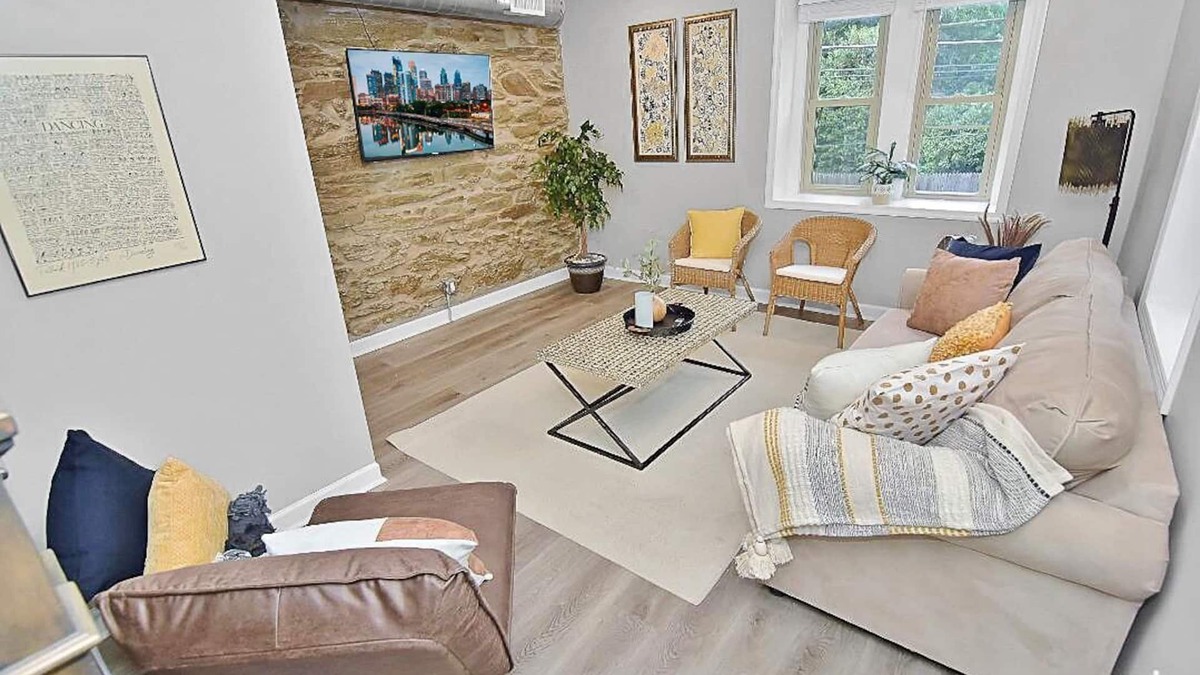 Chestnut Hill Apartment | Patio/Grill/Chestnut Hill/2 BR/1.5 BA
