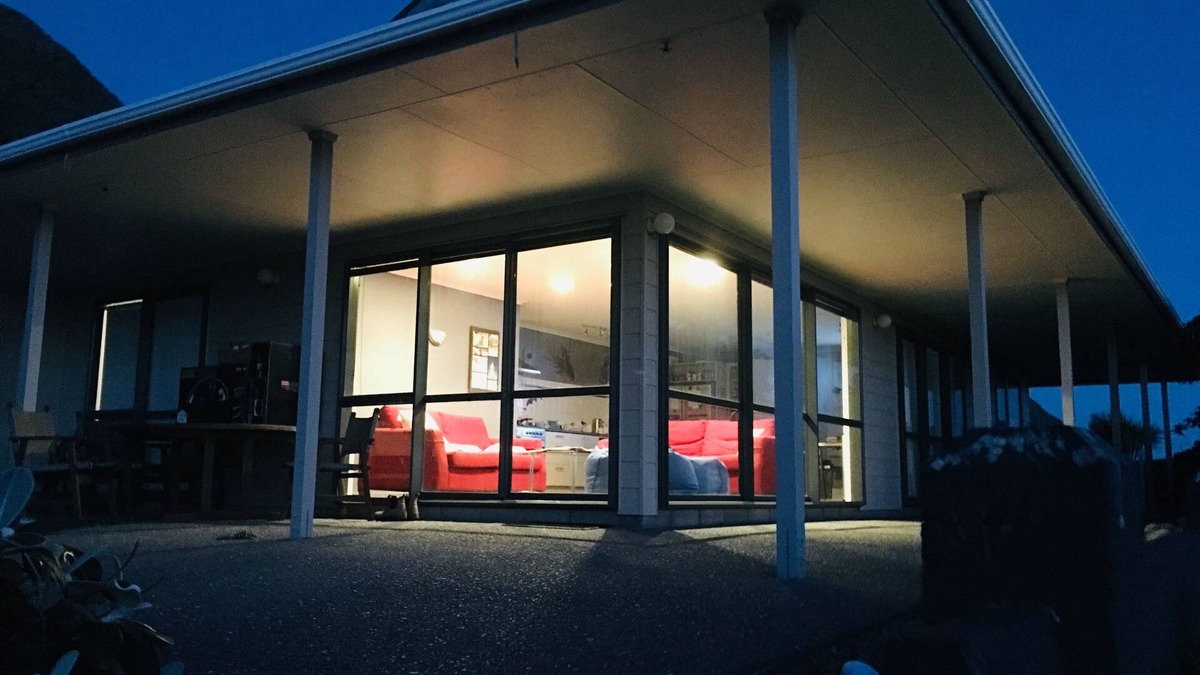 Cape Palliser House | PAUA POINT Close to beach, big deck/views, homely, wifi, a gem! Relax and enjoy!