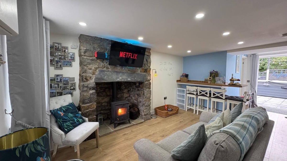 Brynsiencyn Cottage | Pauls Place – Cosy Cottage with Hot Tub