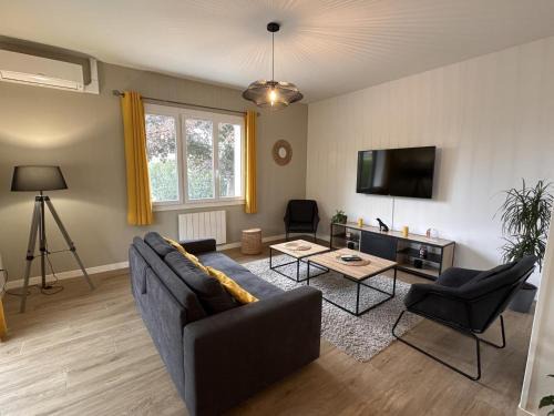 Brout-Vernet House | Pavillon rénové avec jardin arboré, proche centre-ville, véranda, parking, wifi, idéal familles - FR-1-489-417
