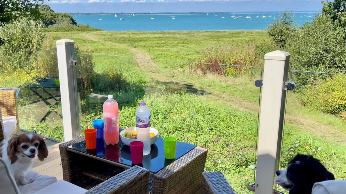 Cowes House | Paws a While! caravan with uninterrupted views of Solent and direct beach access
