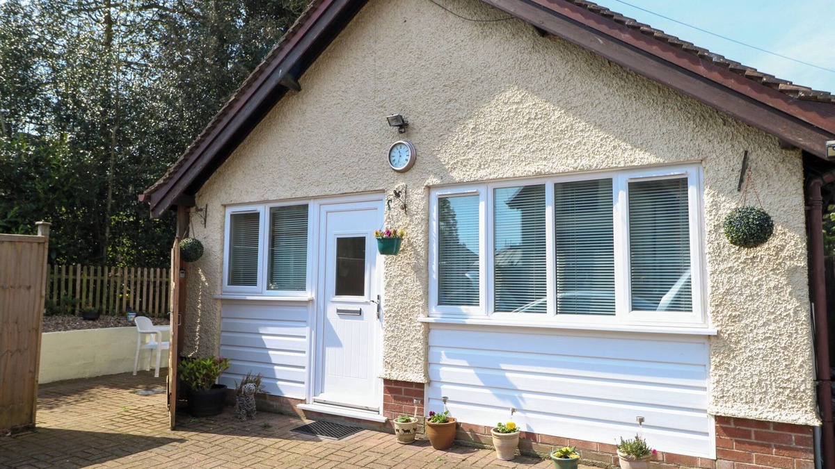 Irstead House | PAWS-A-WHILE, pet friendly, with a garden in Hoveton & Wroxham